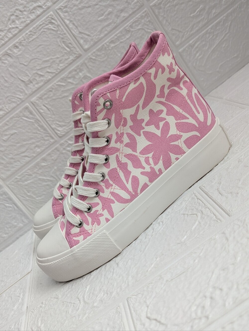 American Eagle sneakers Woman's Size 7